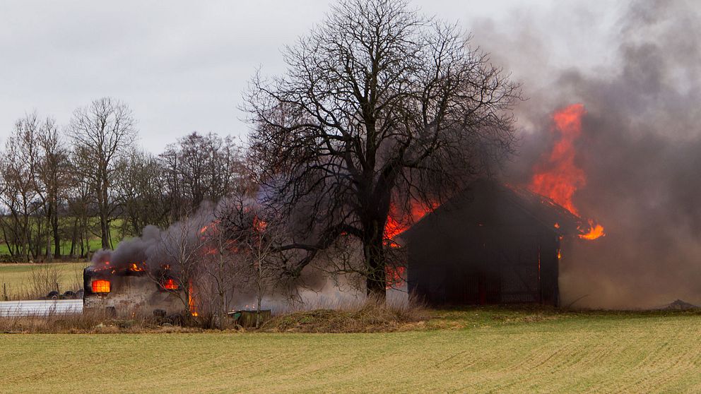 Gårdsbyggnad utanför Hörby totalförstördes i brand