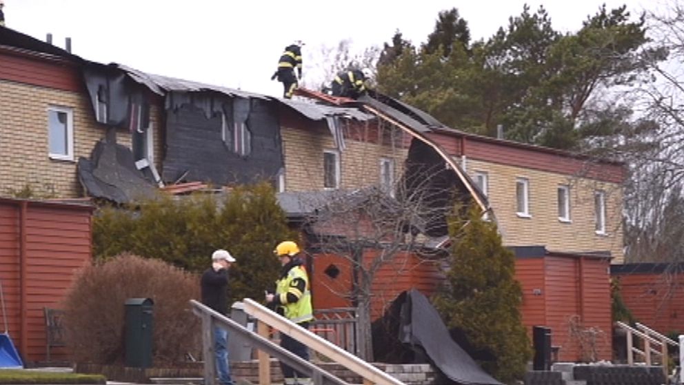 Takplåten på ett radhus i Oxelösund vid Södermanlandskusten blåste av i samband med de mycket hårda vindbyarna (kanske till och med stormbyar) som svepte förbi där den 28 januari.