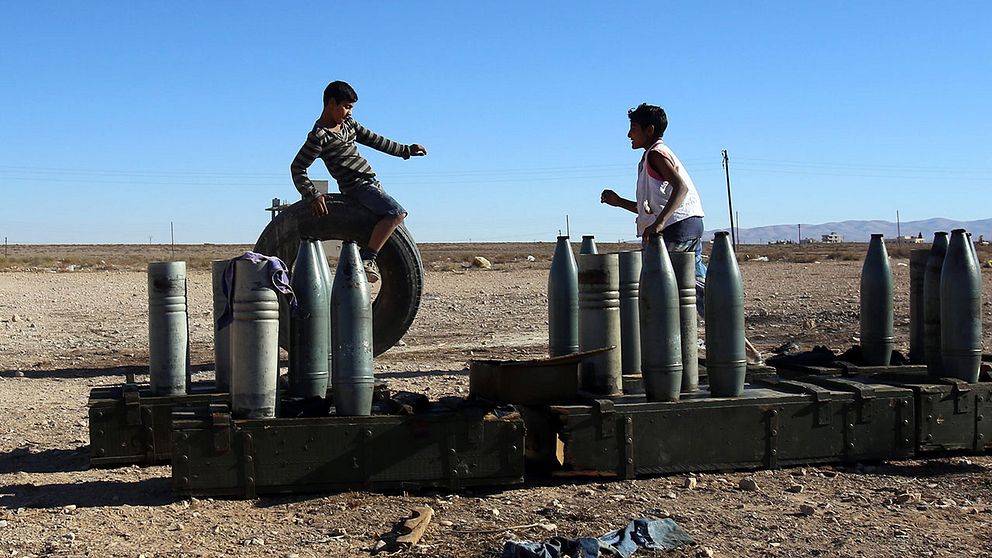 Syriska barn leker med ammunition nära Sadad, Syrien.