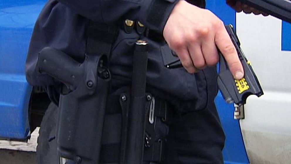 Polis med elpistol