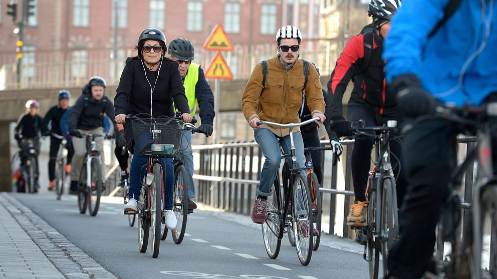 Cyklister på cykelbana