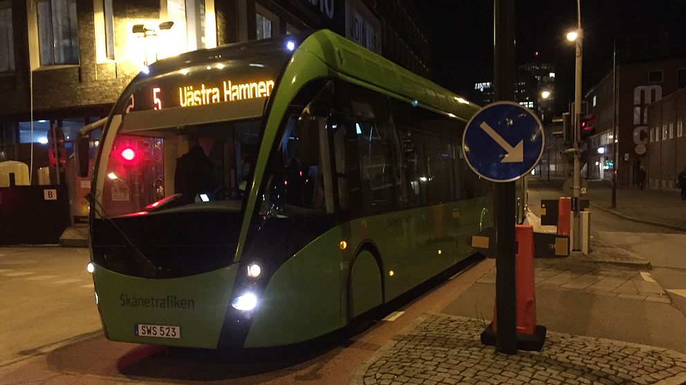 Buss fastnade vid Klaffbron i Malmö.