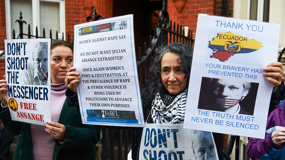 Demonstranter utanför Ecuadors ambassad i London.