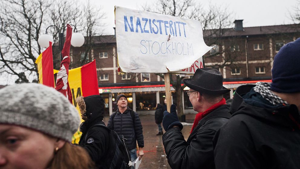 Demonstranter i Kärrtorp. Skylt med texten ”Nazistfritt Stockholm”.