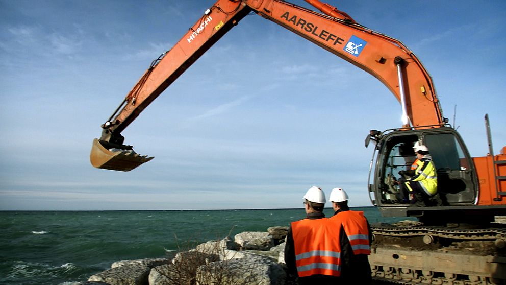 Grävmaskin i Visby hamn.