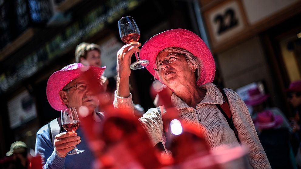Ett äldre par provar rosévin.