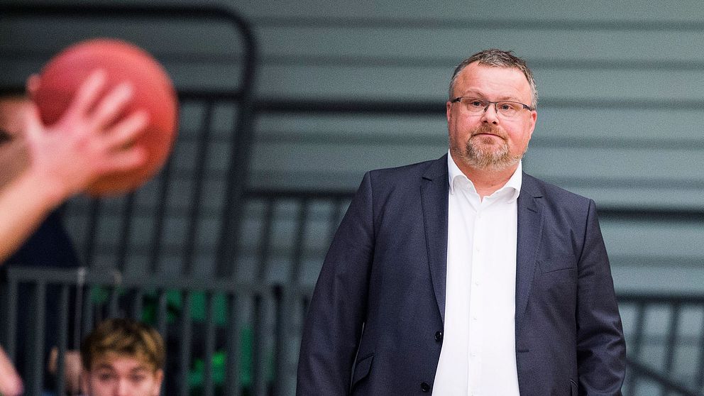 Efter många om och men kommer Tommie Hansson att coacha Sundsvall Dragons i kväll.