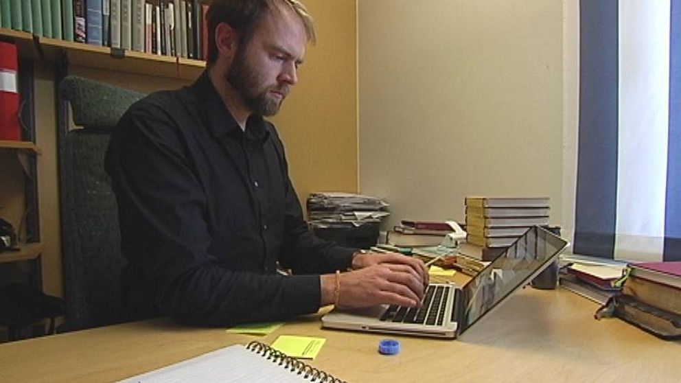 Pastor skriver på sin laptop