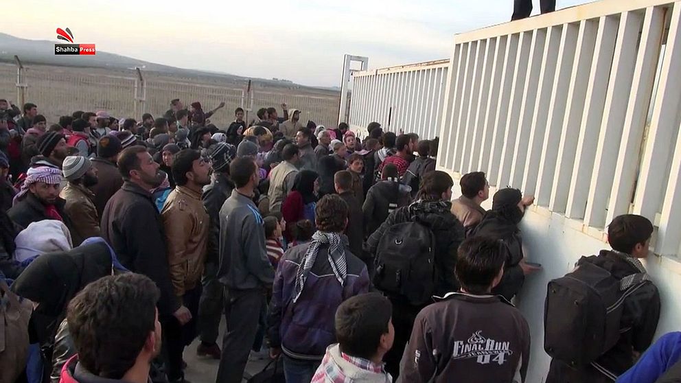 Syriska flyktingar som väntar vid gränsen till Turkiet.