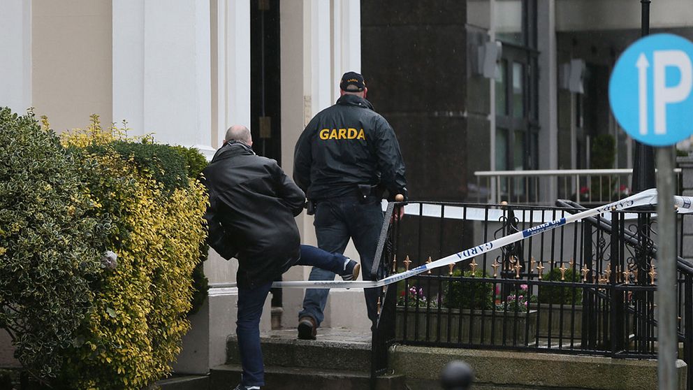 Polis har avspärrat området kring det hotell i Dublin där en person sköts ihjäl i en attack.
