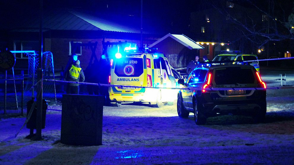 Polis och ambulans på plats