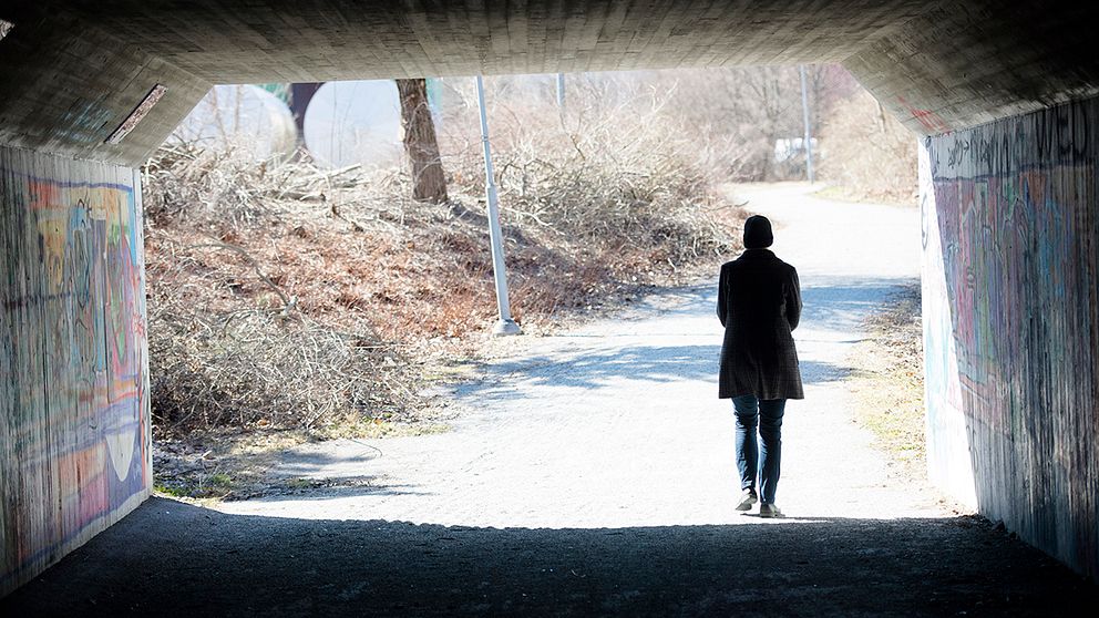 Kvinna går i tunnel