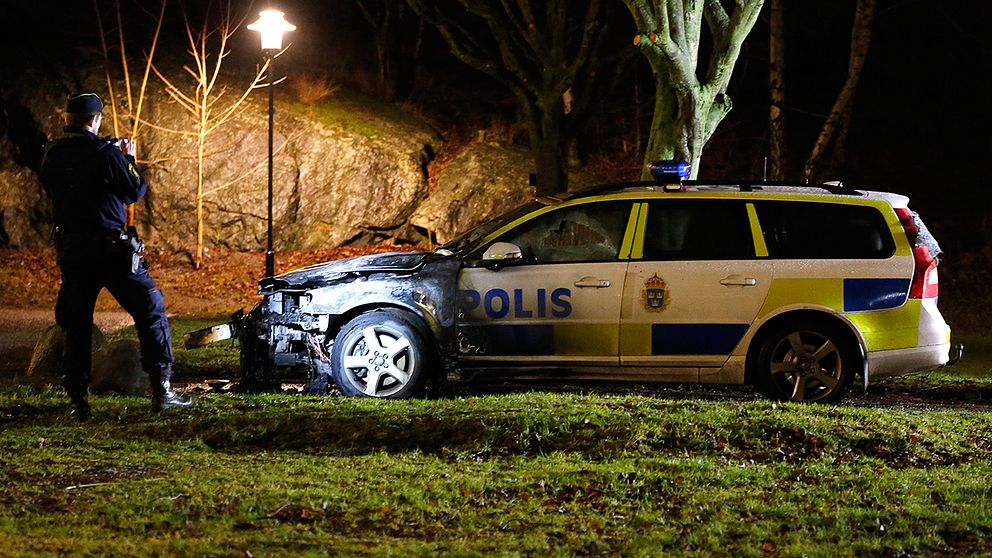 Ppolisbil sattes i brand i Östberga i södra Stockholm.