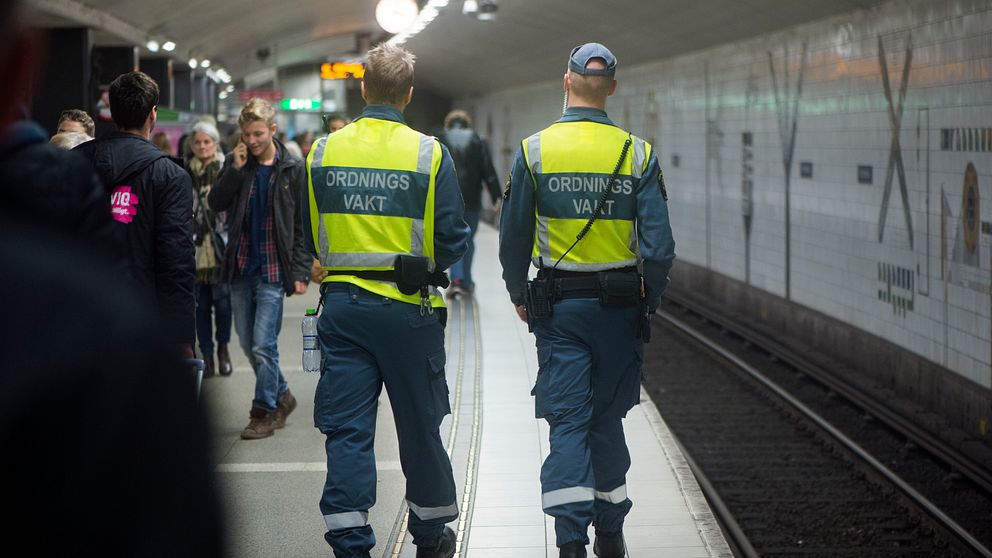 Två ordningsvakter i tunnelbanan i Stockholm