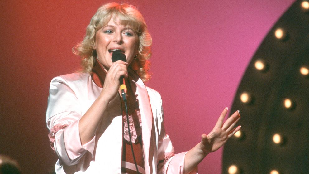 Kikki Danielsson med ”Varför är kärleken död?” i Melodifestivalen 1983.