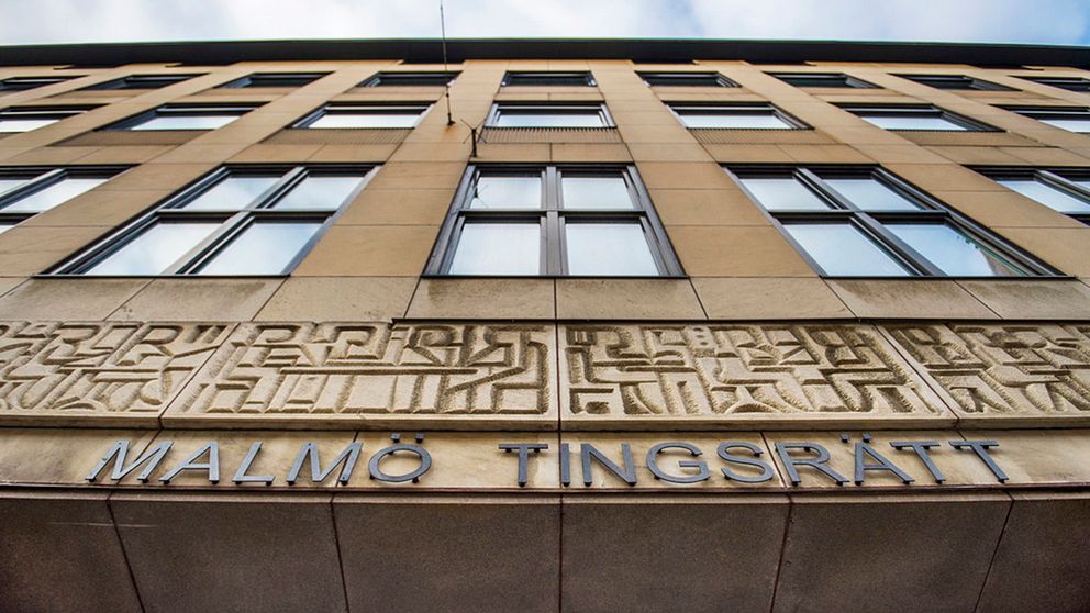 Rättegången i Malmö tingsrätt mot de tre huvudmännen och 17 telefonförsäljare kommer att ta över 50 förhandlingsdagar i anspråk. Via två bluffbolag ska över 2.000 småföretagare lurats att betala för tjänster som inte fanns.