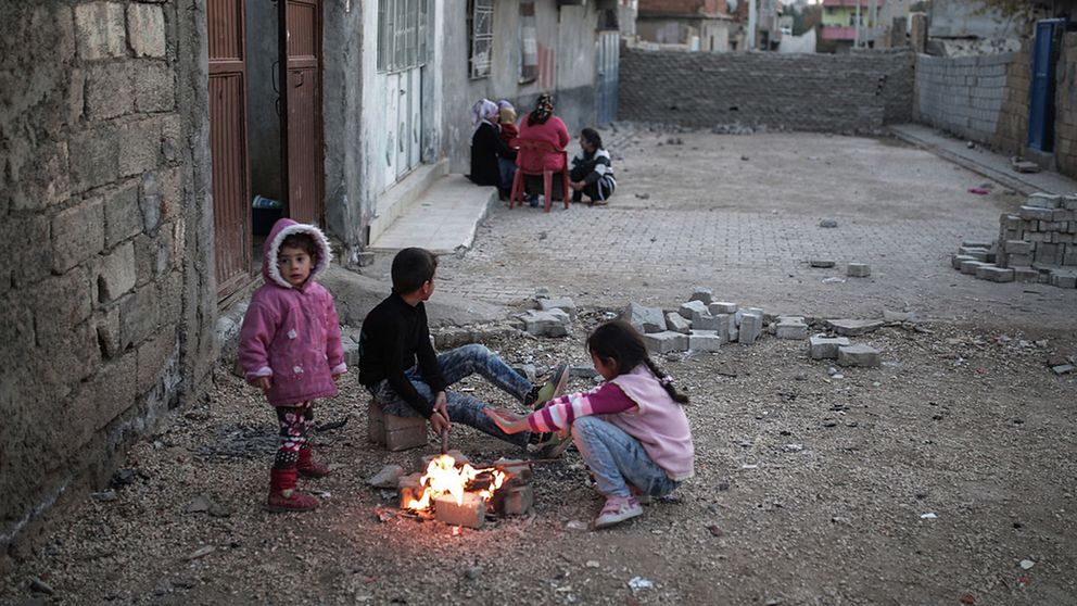 Barn leker på en gata i Cizre, där PKK-gerillan byggt upp barrikader.