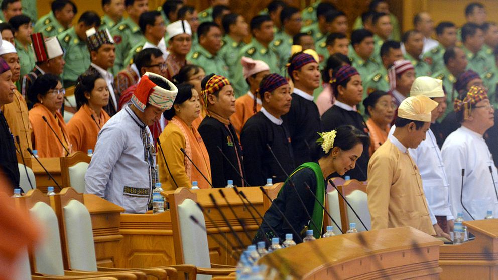 Aung San Suu Kyi, i mitten av den främre raden, i det burmesiska parlamentet.