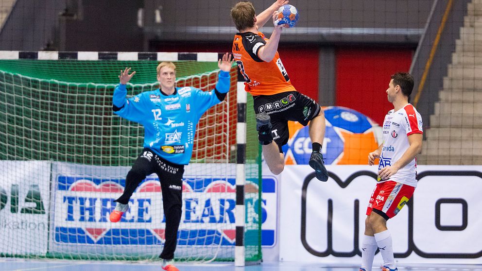 Drotts målvakt Johan Larsson och Kristianstads Olafur Gudmundsson.