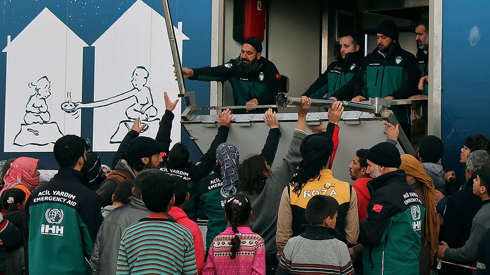 Över 50.000 syriska flyktingar är nu strandade vid den syriska gränsen mot Turkiet, enligt den turkiska hjälporgisationen IHH.