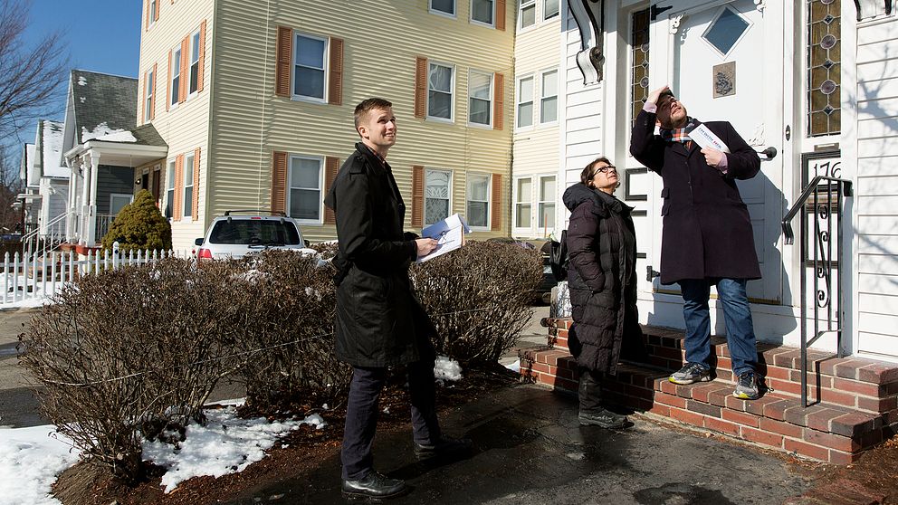 I centrala Manchester, New Hampshire, knackar Hillary-anhängare på dörrar och uppmanar demokrater att gå och rösta.