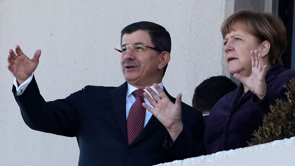 Tysklands förbundskansler Angela Merkel mötte under måndagen den turkiske premiärministen Ahmet Davutoglu för att diskutera flyktingkrisen i Syrien.