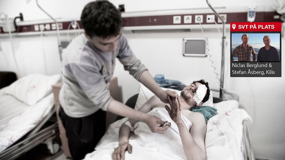 På blodiga lakan vilar Kasem Hussein på ett sjukhus i Kilis i sydöstra Turkiet. Han skadades svårt när en granat slog ner intill hans hem i Syrien