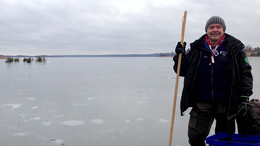 Utbildar barn. Per Hedberg, Naturskolan i Hammarskog, har kastat drygt 200 barn i isvak i vinter.