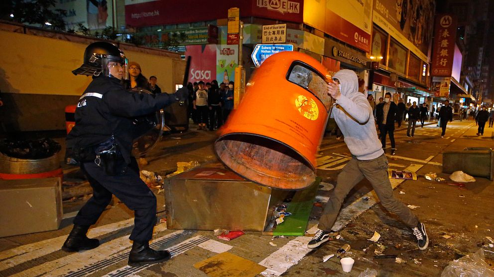 emonstranter drabbade samman med polis i Hongkong sedan myndigheter försökt flytta olagliga gatuförsäljare.