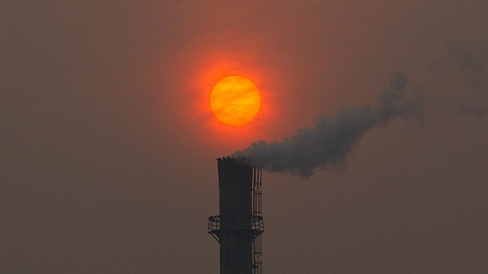 En skorsten på ett värmeverk i Peking.