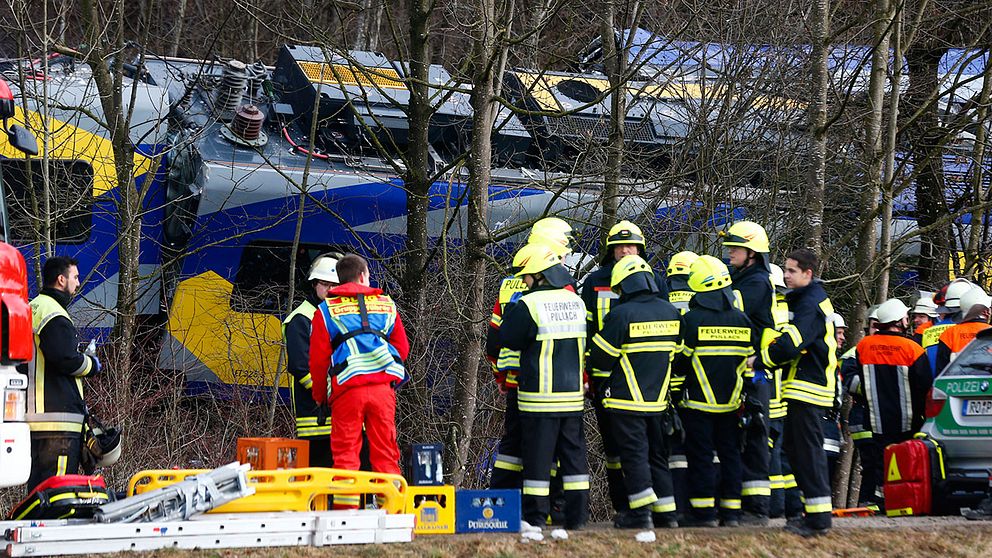 Enligt tysk polis har minst fyra personer omkommit i olyckan och omkring 150 personer skadats.