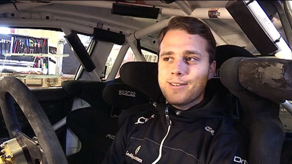 Fredrik Åhlin i sin bil