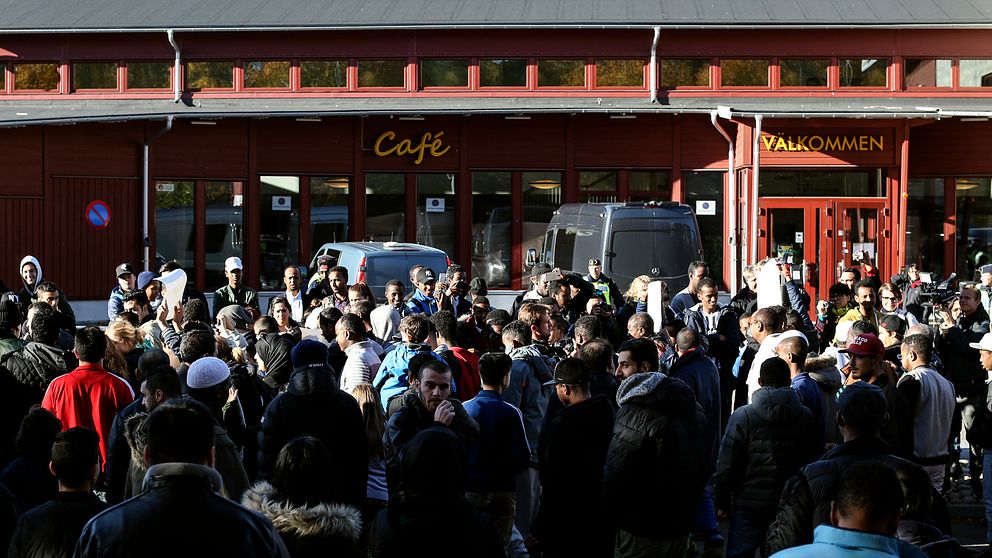 En manifestation mot rasism och våld genomfördes utanför Kronan skolan i Trollhättan efter knivdådet som hade rasistiska motiv.