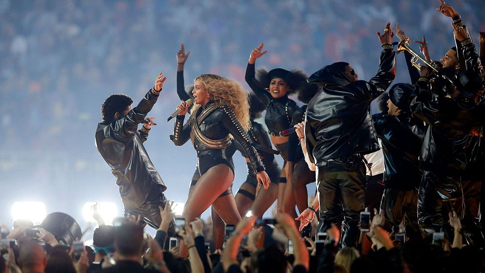 Beyoncé uppträdde med sin nya singel ”Formation” under helgens Super Bowl-turnering i amerikansk fotboll.