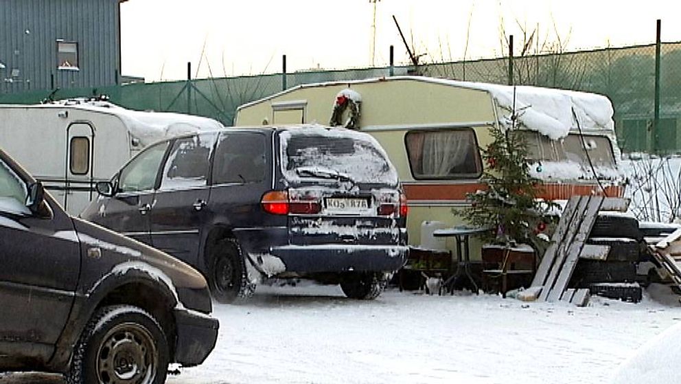 Husvagnar och bilar i migranternas läger på Södra kajen i Sundsvall.