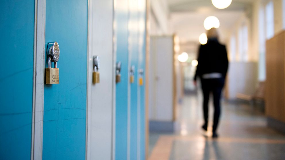 Elev går i skolkorridor