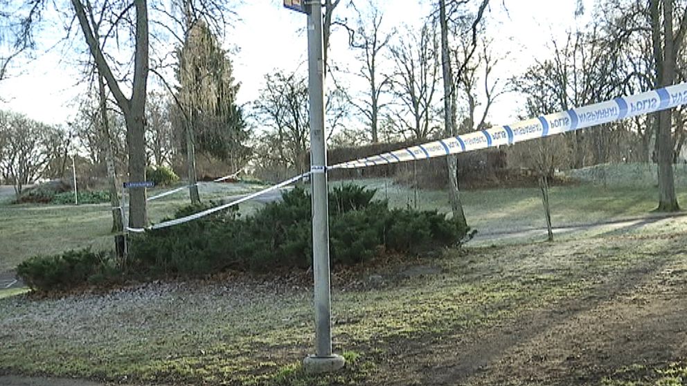 Stadsparken i Oskarshamn, avspärrad med polisband.