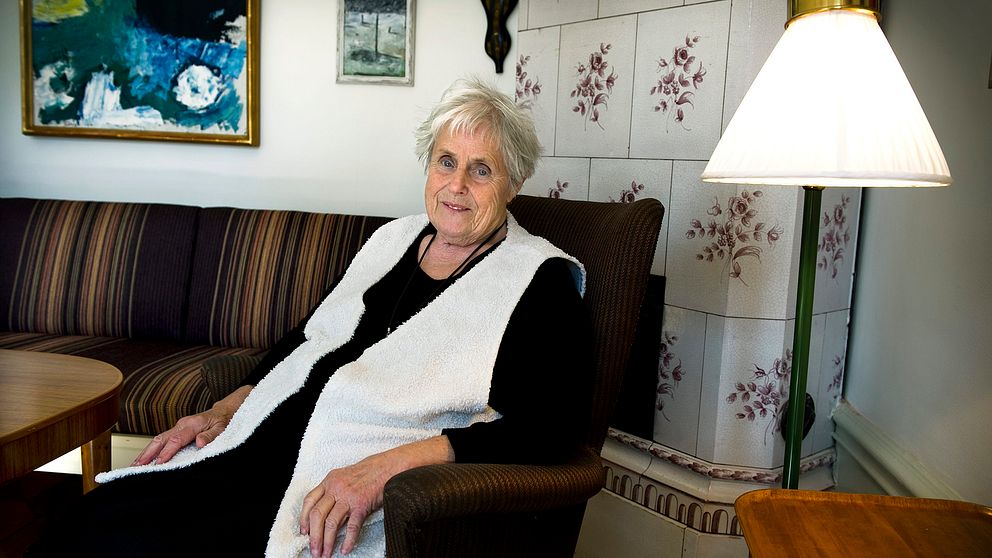 Författaren Elsie Johansson fotograferad inför sin 80 års dag.