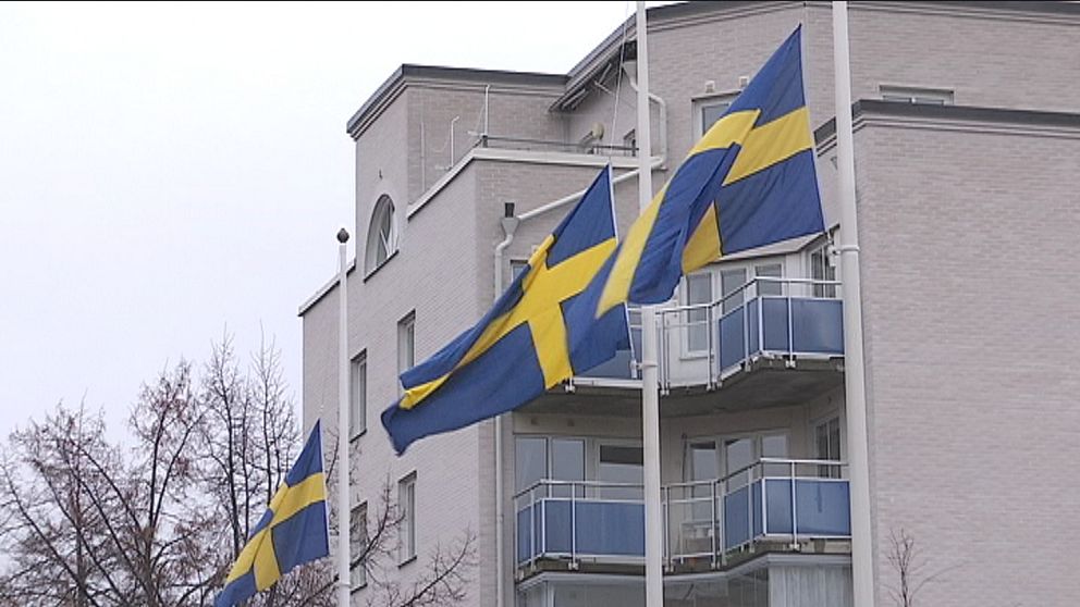 Flaggor vajandes på halvstång i Märsta