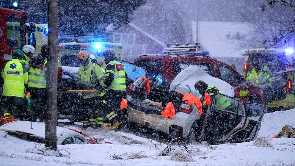Två bilister frontalkrockade vid Hamrångefjärden på onsdagseftermiddagen.