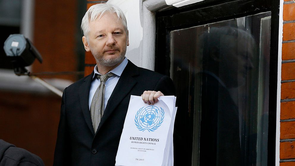 Julian Assange framträdde inför medier från balkongen till Ecuadors Ambassad i London efter att rapporten från FN-panelen blivit offentlig.