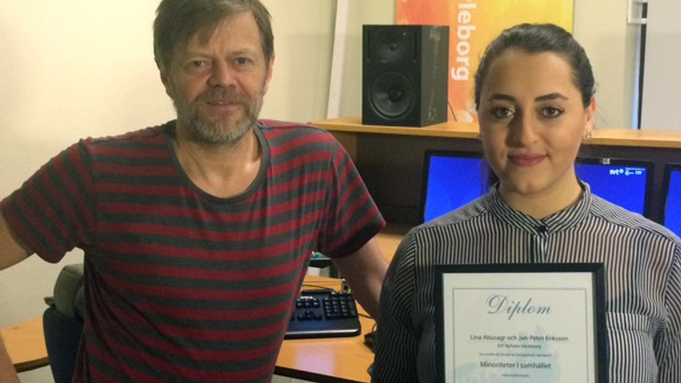 Jan-Peter Eriksson och reportern Lina Abusagr med diplom