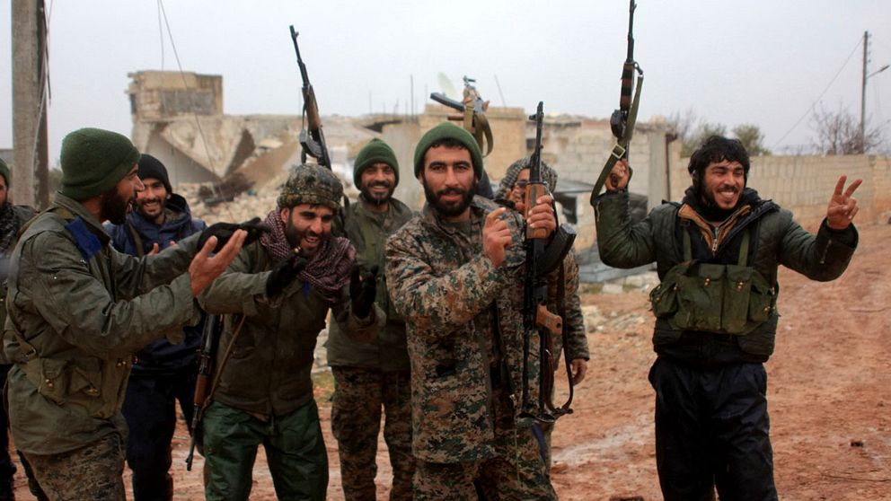 Syriska regeringssoldater jublar över framgångar precis norr om Aleppo