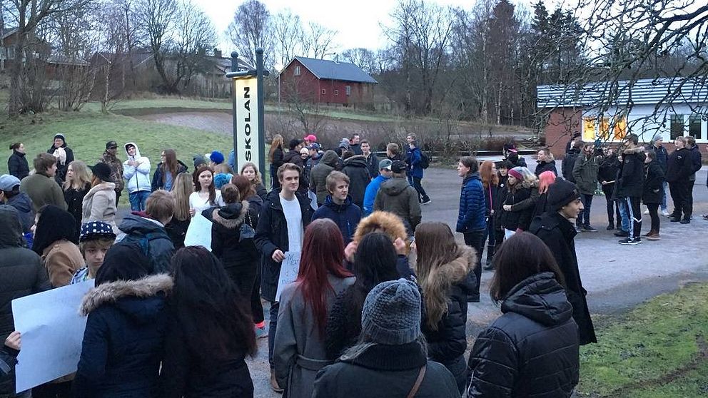 Elever protesterar mot utvisningen av en familj från Färjelanda.