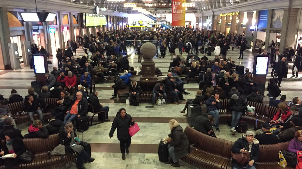 Centralstationen full med människor som väntar på tågavgångar.