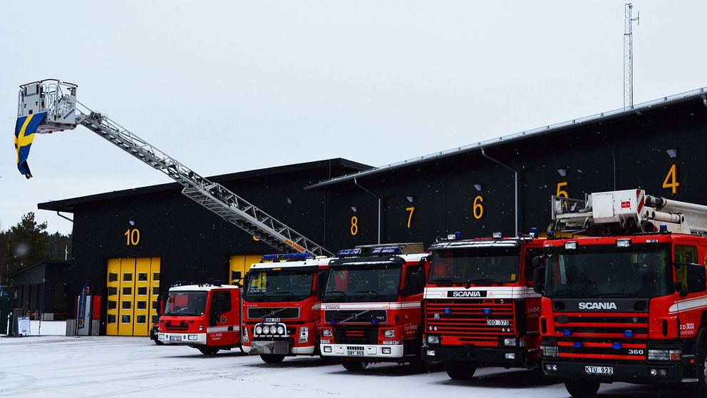 Fem brandbilar utanför Lindesbergs nya brandstation