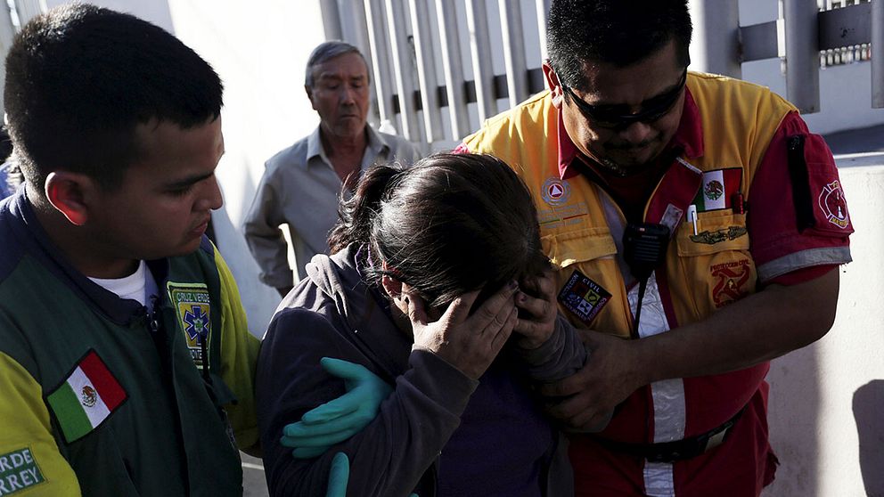 Anhörig utanför fängelset Topo Chico i den mexikanska staden Monterrey efter upploppet som kostade närmare 50 människor livet.