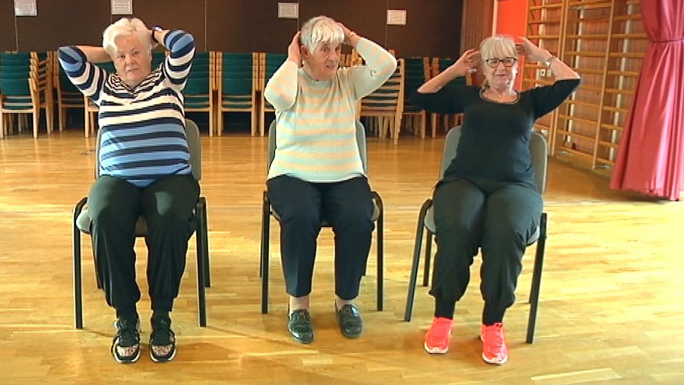 Pensionärer i Enköping kör dansklassiker sittande.