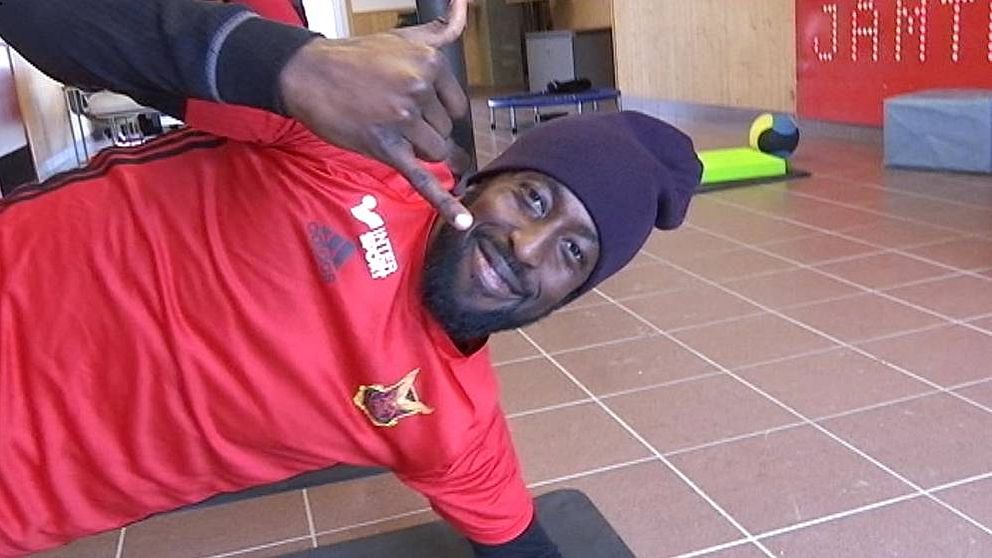 ÖFK:s back Ronald Mokiibi gör tummen upp inför Liverpoolresan.