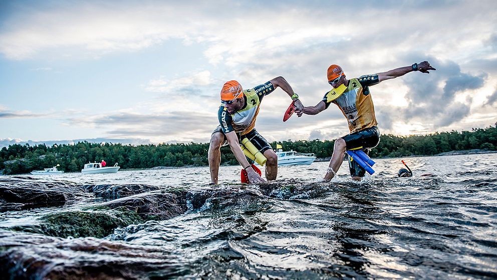 Två swimrun-deltagare